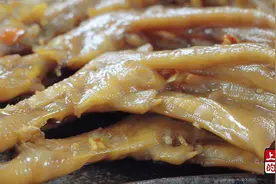 两斤鸭爪往电饭煲里一煮，软糯入味，酱汁浓郁，朋友都在问做法视频封面