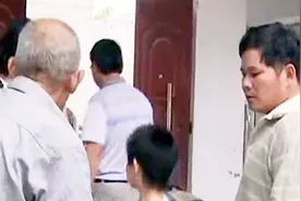 寻亲成功的男子无法对养父母释怀，经兄弟开导后，他决定尝试和解视频封面