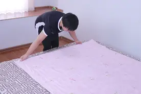 原来夏凉被要这么折叠才正确，叠了25年才知道，被子也能变抱枕视频封面