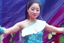 陈思念成名后回乡下里唱了一首歌，引发万人围观，太好听了视频封面
