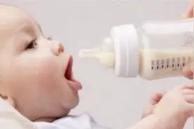 给宝宝冲好的奶粉，没喝完能放多久？我敢说多数家长都做错了！视频封面