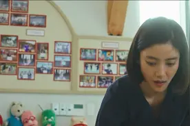 上警察局厕所贴小广告被局长发现，好尴尬视频封面