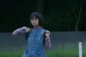 女同学，你这样子在马路上来回跑，真把马路当你家的了？视频封面