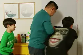 父亲对弟弟偏心，上厕所哥哥只能先憋着视频封面