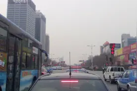 等红灯时前车坏了，后车实线变道算违章吗 这里告诉你答案视频封面