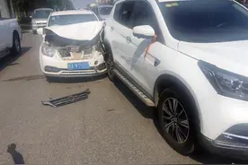 男子酒驾连撞两辆车 假装围观群众“看热闹”被识破图片