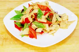 教你在家做一道：尖椒豆腐皮，去饭店必点的一道菜，原来这么简单视频封面