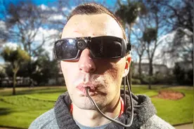 伟大的发明，戴上这款眼镜，盲人便能重见光明，就等它量产上市了视频封面