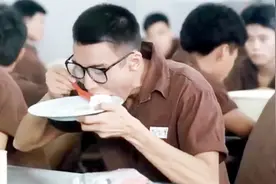 梁家辉在监狱里吃白米饭，一分钟吃掉一盘，连一粒米都不剩视频封面