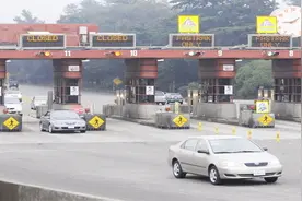 高速公路上的收费站，一天下来能够赚多少钱？看完绝对吓一跳！视频封面