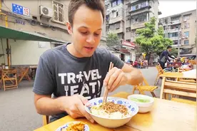 太好笑了！老外扬言1年吃遍中国，结果5年了还没出成都视频封面