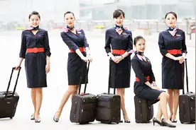 为什么空姐都穿着裙子，看完才觉得很正常！视频封面