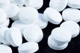 洗头发时水里放片阿司匹林，好多人不知道有啥用，后悔今天才知道视频封面