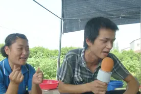 农村小伙创业门道巧，一边直播一边捉虾养猪，成了网红还致富视频封面