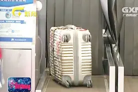 南宁：旅客搭乘飞机托运行李 领取后发现箱内物品丢失视频封面
