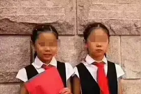 痛心！8岁双胞胎姐妹青岛海边双双溺亡 妈妈：发个朋友圈孩子就……图片