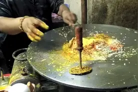 印度老板，我只是想吃个汉堡而已，有必要撒这么多调料吗视频封面