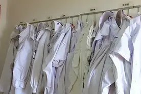 套路王中王！南宁一个男的穿白大褂冒充医生进入医生更衣间行窃！图片