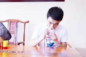 登哥魔术揭秘：香烟是如何塞进鼻子的？视频封面