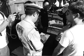 海口交警开展货车违规入市查处行动 一路口查获近30辆货车图片