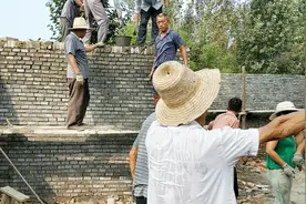 实拍河南南阳：农村盖房子浇顶，一群人顶着大太阳，干得热火朝天视频封面