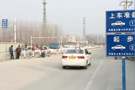 考驾照的看过来！科一科四无限补考，科二科三却让没驾照的人哭了视频封面