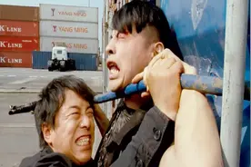 两个好兄弟被杀，黄渤发飙了，一根铁棍吊打帮派里第一用刀高手！视频封面