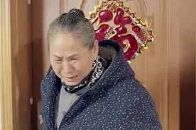 精神异常的老母亲想出门，竟用了孩子方式，成功让儿子答应出门了视频封面