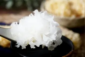 银耳养生又美味，但这三种情况下不宜食用，损伤肾脏加重病情视频封面