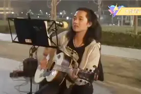 天籁之音：街头艺人流浪歌手吉他弹唱《老男孩》，好听！视频封面
