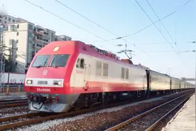 全程2100公里广州开往南京 K528次列车快速通过清远源潭站视频封面