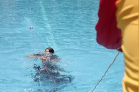 遇到有人溺水怎么办？请记住这几招，不用下水也能救人！视频封面