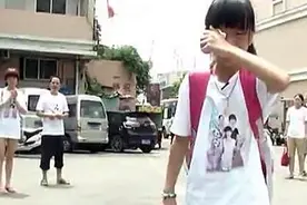 与父母相聚后很快又要分离，留守女孩哭别父母，并留信向父母告白视频封面
