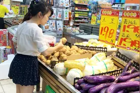 深圳物价到底有多贵，打工妹晶晶今天带你逛，看完也许会有新认识