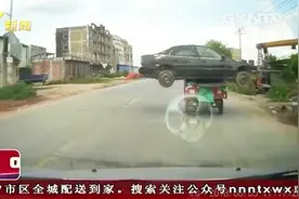 三轮车“扛”汽车公路狂奔 时速到达五十多公里 实拍记录全过程视频封面