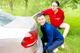 小伙去驾校练车，遇到暴脾气的美女教练，两人的对话太搞笑了视频封面