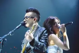 林忆莲与老公恭硕良合唱《下雨天》，好一对玩音乐的神仙眷侣视频封面