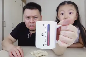 大神和桐桐试用神奇的“感温变色杯”，倒入热水就会有温度显示