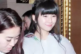 小彩旗踩十几厘米高跟鞋，两助理搀扶，网友：排场比杨丽萍还大视频封面