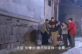 大嫂又犯腰病，吓坏邻居和孩子们，幸好二叔赶到把她背去医院视频封面