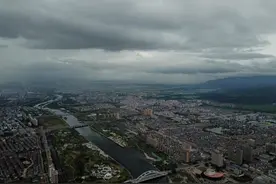 台风逼近 东阳上空乌云压城图片