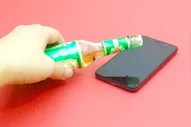 把花露水滴在手机上，这招太实用了，注意个人健康的人经常这样做视频封面