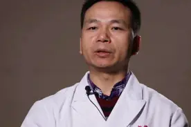胸口中间痛是怎么回事？医生说可能与这一因素有关视频封面