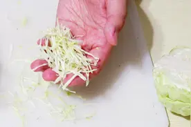 难怪别人的包菜丝切的那么好，原来根本没用菜刀切，又学一招