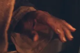 突然有一只手扯姑娘衣服，带出来一看竟是个脏老头，太恐怖了视频封面