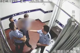 福建：男子朝足浴店扔电饭锅打砸 咬民警还阴阳怪气“不好意思”视频封面