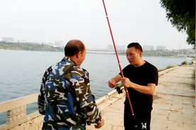 大叔手把手教你扔海竿，掌握这个诀窍，海竿扔的又远又准视频封面