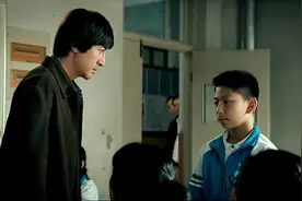 石泓上课，下面的学生在嬉戏打闹，结果石泓就找了一个典型视频封面