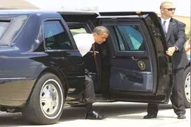 为什么美国总统出国访问都要空运专车？网友：我们不一样！