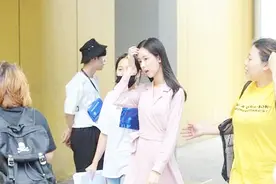 陈都灵新剧开拍 路透照像极了奶茶妹妹章泽天视频封面